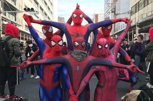 原因是她们在外面旅游的时候,几个老姐妹一起凹了个六角星的造型