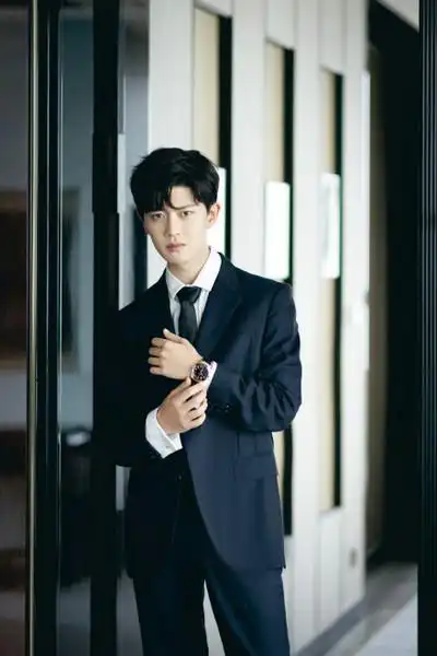 任嘉伦穿黑色西装拍大片化身霸道总裁秀绝美侧颜