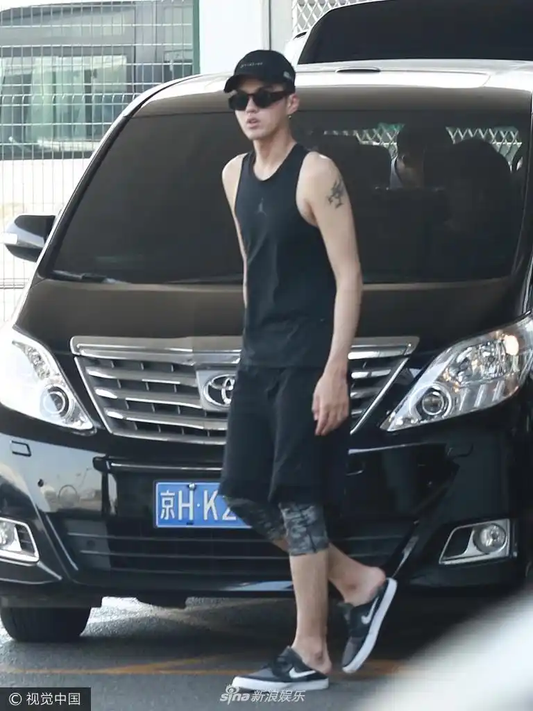 组图:吴亦凡全黑look秀肌肉线条 手臂刺青全露出