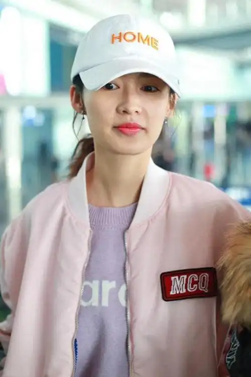 李沁的机场穿搭真时髦粉色棒球服别人穿得甜美她却穿出大气场