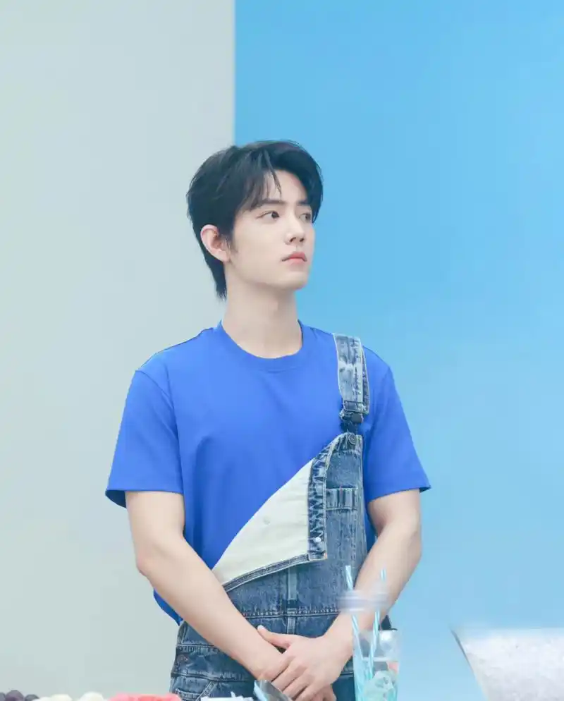 战哥这蓝色背带裤造型帅爆了,有没有 #肖战终于穿背带裤了