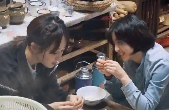 迎来最"没架子"嘉宾,给张子枫按脚,妹妹一脸享受_杨紫和_节目_张艺兴