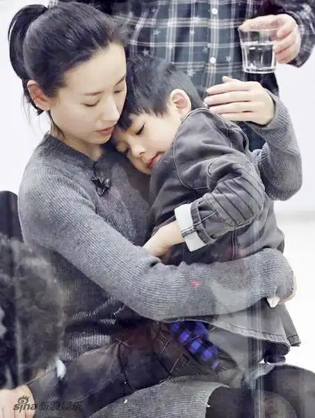 顶顶生病董洁自责不已收礼物感动落泪组图