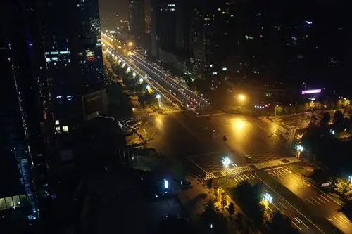 劳累了一天,在39楼的屋顶泳池挥臂畅游,同时居高临下地饱览蓉城美景.