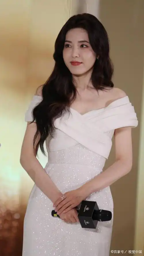 女明星曾黎坚持吃素18年,严格管理身材引发热议