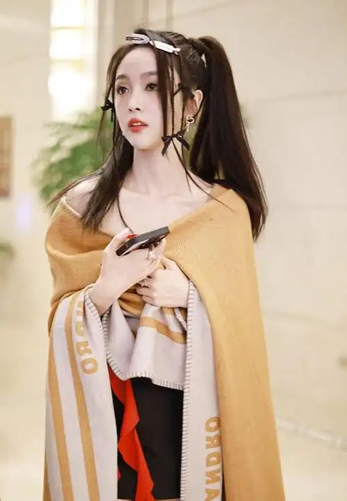 吴宣仪双马尾造型元气十足 裹毛毯露锁骨清纯可人