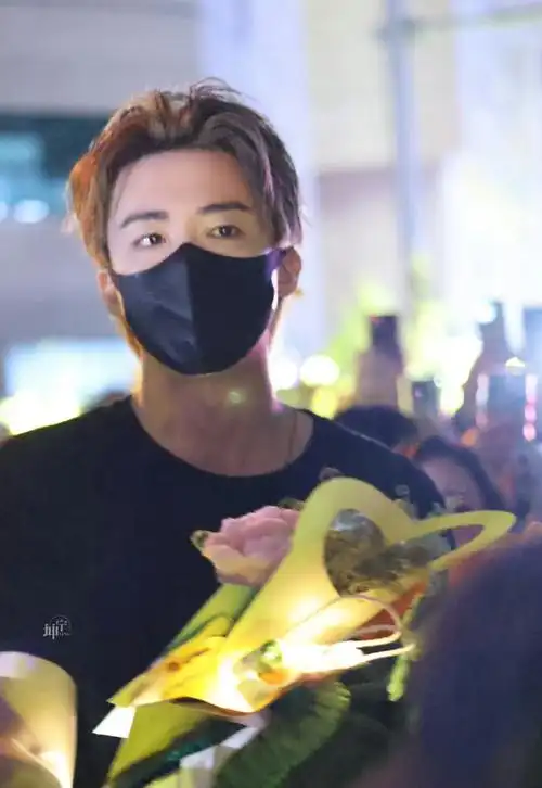 刘宇宁背头造型##刘宇宁下班和粉丝打招呼