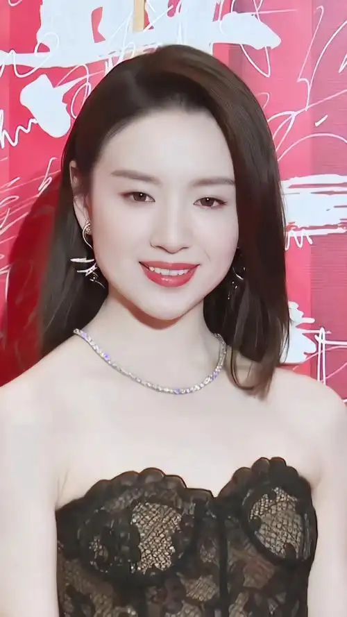 董洁天生丽质气质迷人