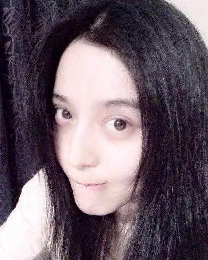 范冰冰卸妆素颜自拍 皮肤白皙嘟嘴卖萌(图)