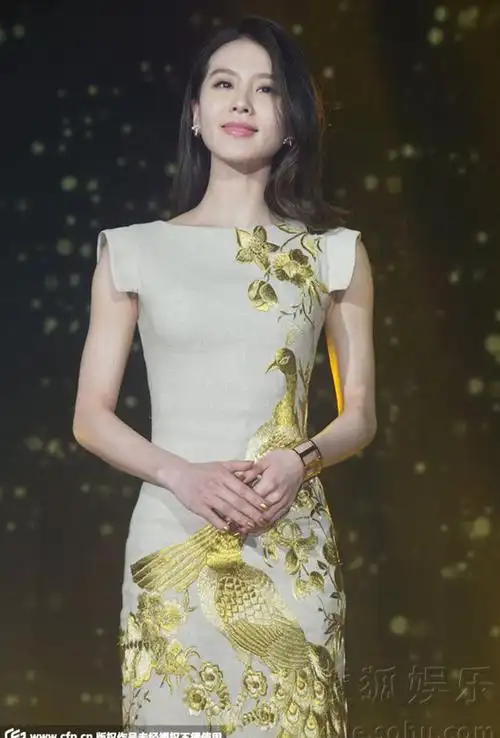 秀禾服新娘明星同款刘诗诗孔雀刺绣旗袍婚宴年会礼服晚装连衣裙