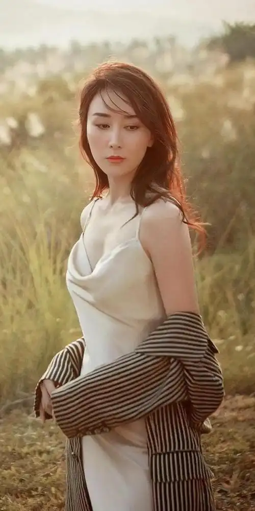 胡静是一位才华横溢的女明星凭孝庄秘史中的苏茉尔一跃成名