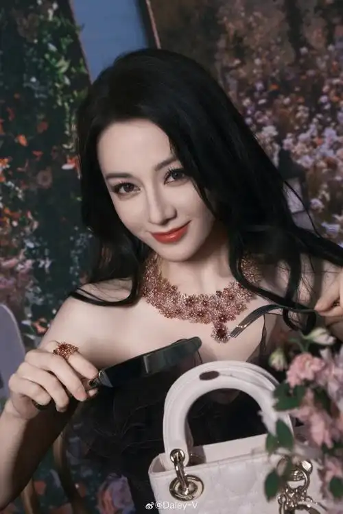 迪丽热巴身穿dior 2025春夏系列出席云南活动,紫色纱裙搭配了同色系的