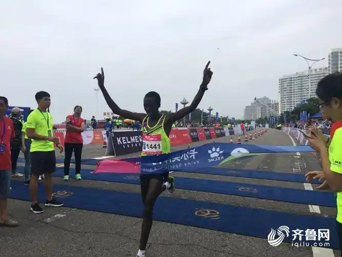 2017海阳国际马拉松男子全程三甲出炉!直击冲线瞬间