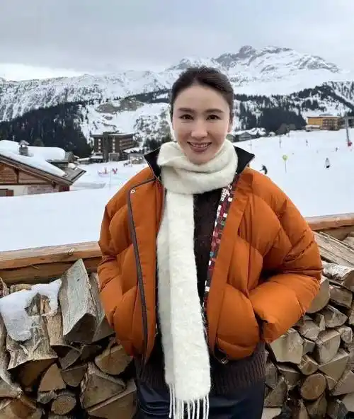 原创黎姿晒旅游照脸颊饱满没皱纹一看就是保养很好的阿姨并没有所谓的