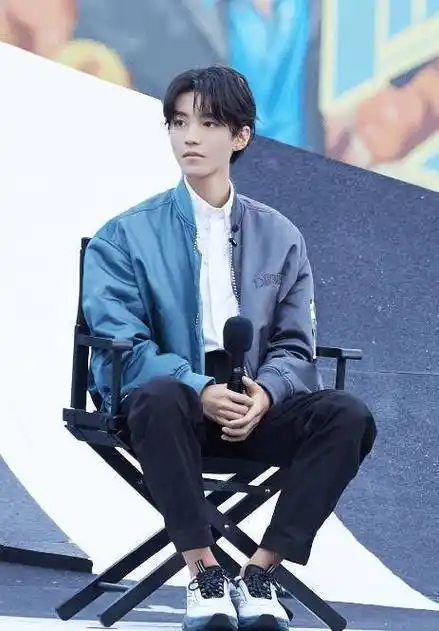 原创有种整容叫王俊凯发育后与1米8吴磊齐高穿校服都像超模