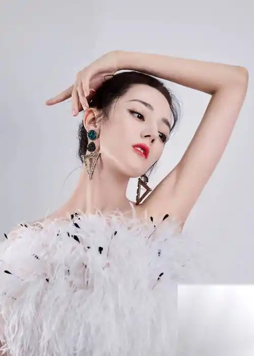 迪丽热巴写真迪丽热巴的性感韵味,31岁女神的写真让人心跳加速!