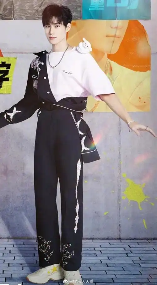 论张真源的腿有多长? 真·一眼望去全是腿!_高清图集_新浪网