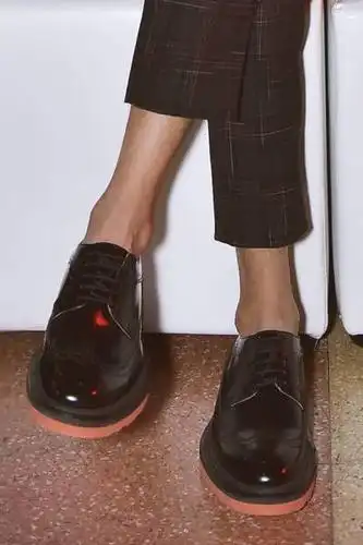 易烊千玺西装脚踝