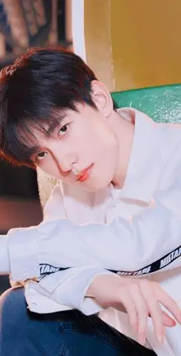 杨洋不愧是军艺校草,满身的正能量,又是颜值标杆,穿衣更为时尚