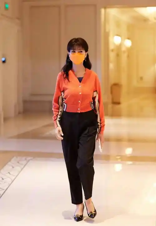 赵雅芝开工日穿搭,短款上衣配黑色萝卜裤,时髦又显个性!