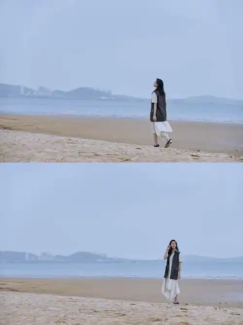 张钧甯海边漫步洒脱怡人宛如画卷