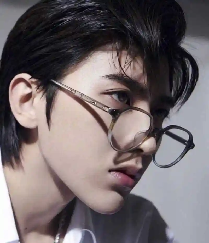 蔡徐坤最新的杂志封面登场啦!