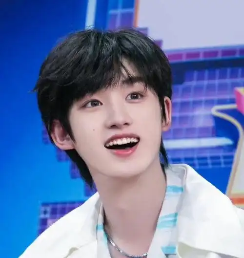 丁程鑫#夏日少年派#预告照白色和蓝白衬衫的搭配,青春活力的清新小丁