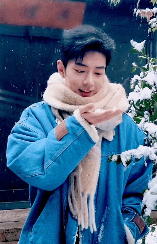 肖战[超话]##肖战# xz#肖战专辑我们#  漫漫长夜,抬头仰望星空,诵绪