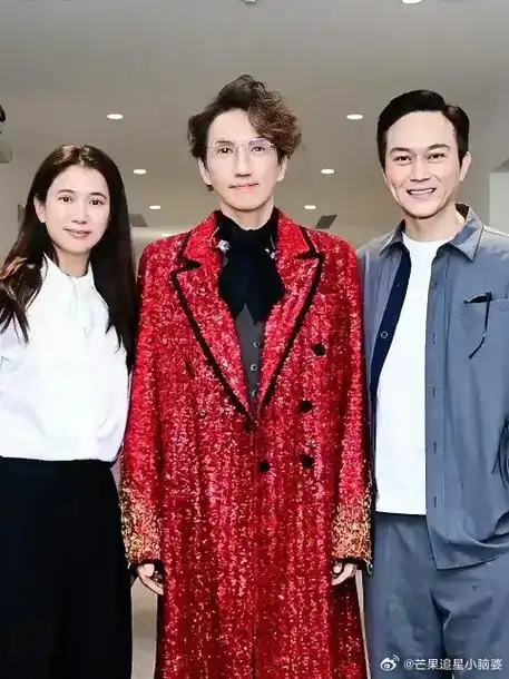 张智霖,袁咏仪与林志炫的合影,袁咏仪直接素颜,简单自然美,那种落落