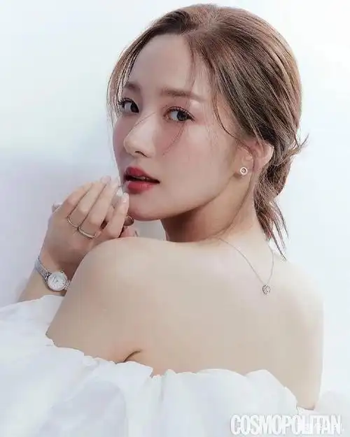 韩国女星朴敏英登杂志超甜美雪肤玉貌太性感惊艳