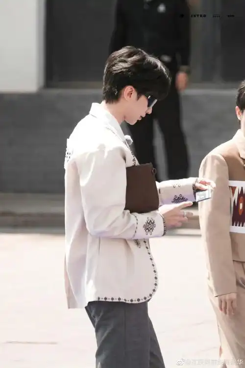 蔡徐坤跑男民族风造型路透