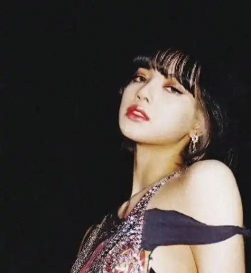 blackpink成员lisa将在巴黎疯马秀进行表演展现身材为爱痴狂