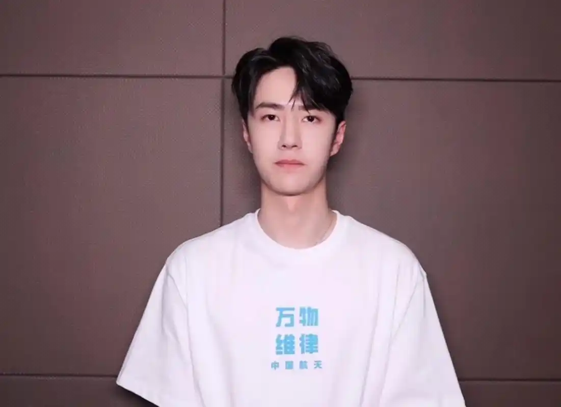王一博穿着主办方给的白色t恤录短片,白白净净很清爽,他的脸和发型就