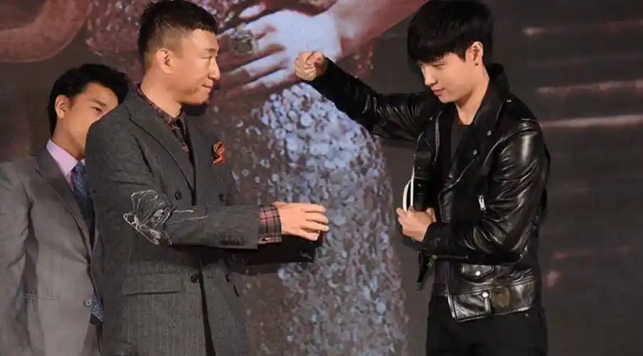 何炅曾在《向往的生活》中问黄磊,刘宪华和张艺兴你更宠谁?