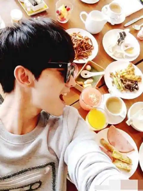 谈资-跟杨洋这个吃货搭戏,刘亦菲危险了!