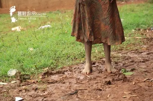 等原因 许多居民生活贫困,甚至连「买一双鞋」都有困难,只能光脚踩地