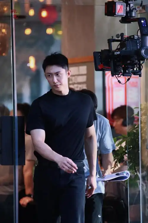 帅气"「好运 亲一口不过分吧」@johnny黄景瑜#黄景瑜冬至#7615