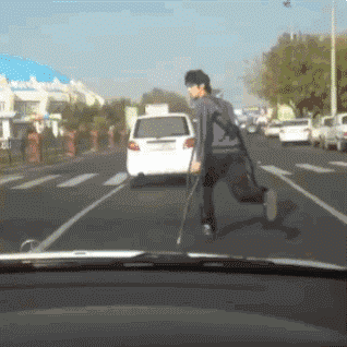 听说有大老板来了,快带拐杖去装装穷