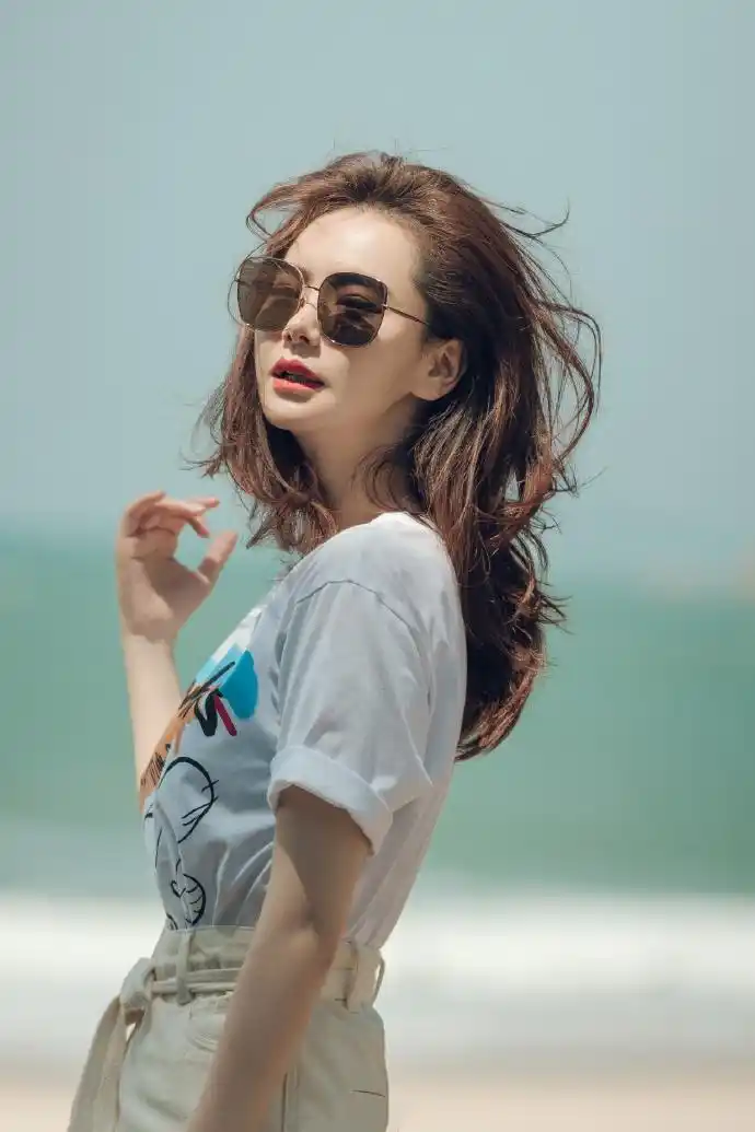 戚薇最新夏日海边写真,蓬松卷发 墨镜酷感十足,到哪里都是焦点