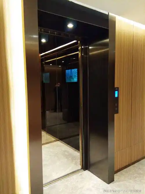 电梯镜面广告机精彩生活尽在眼前