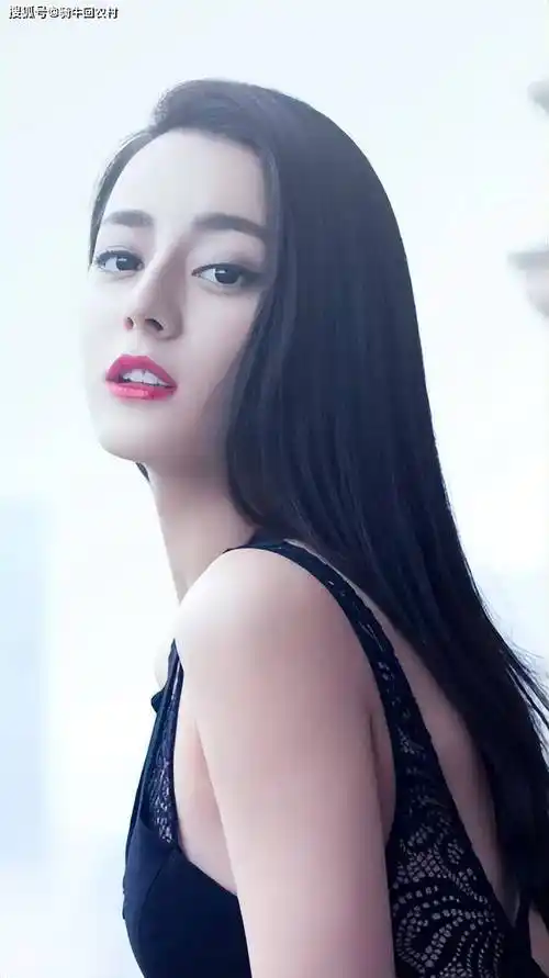 美丽"冻"人?迪丽热巴31岁写真大片惊艳上线,时尚指南不可错过