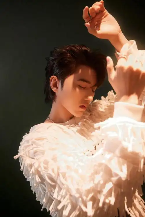 和爱的人拥抱一下吧,就现在～每次小编都会被蔡徐坤的舞美惊艳到,这次