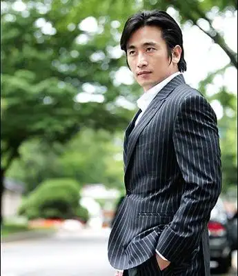 组图:车仁表帅气西服秀 刚毅俊朗帅气十足