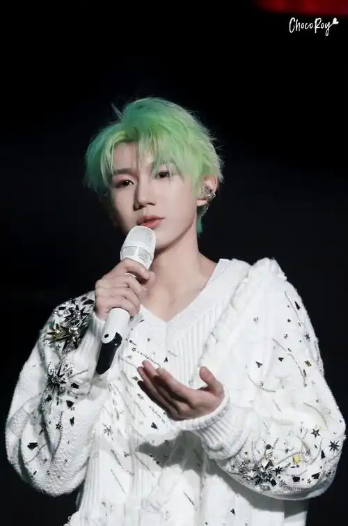 王源染绿发迎接夏天只能说帅得有点过分了