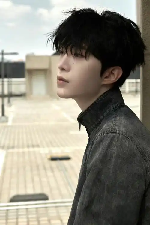 范丞丞天台墨镜大片 黑色牛仔衣酷帅有型