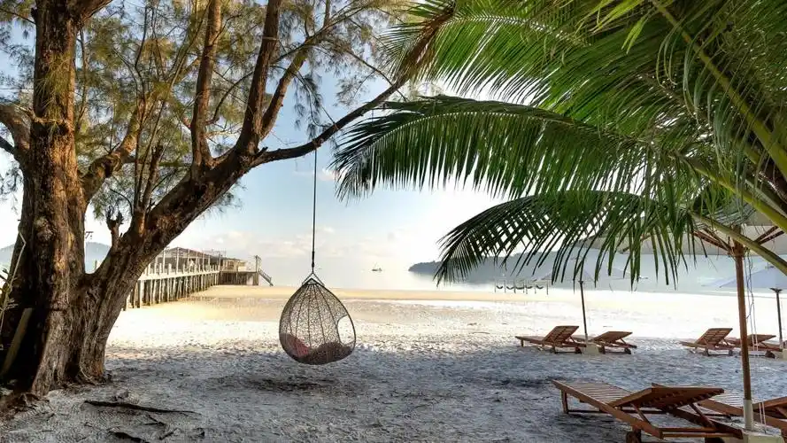 海边沙滩休闲躺椅图片