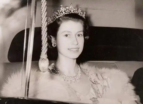 查尔斯再努力的做好一位君王,平衡好王室的关系,这是伊丽莎白二世女王