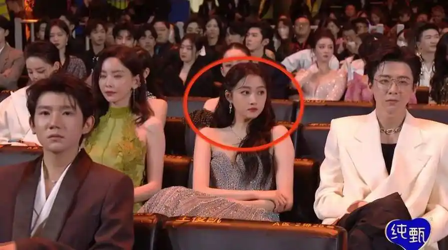 主办方"跟红顶白",关晓彤座位不如白鹿,三小只体验世态炎凉_杨颖_位置
