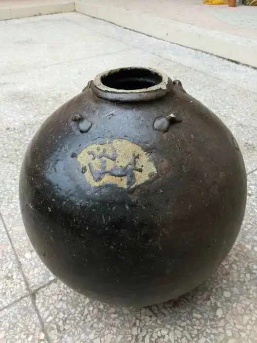 在线鉴定瓷器:老家里有这个老坛子,上面有看不懂的图形?文字?