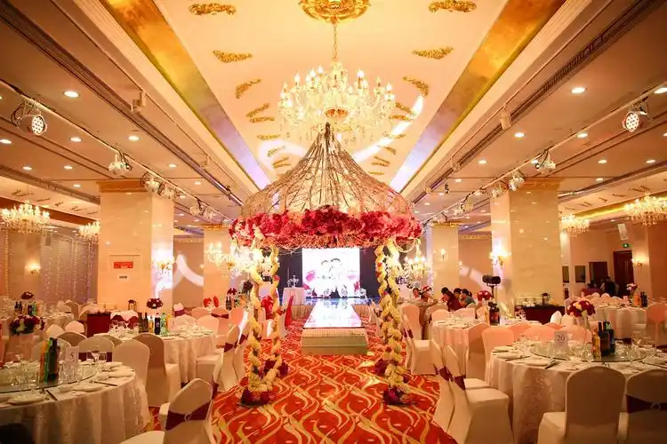 超浪漫的婚礼场景布置图片包括室内室外的婚礼现场布置